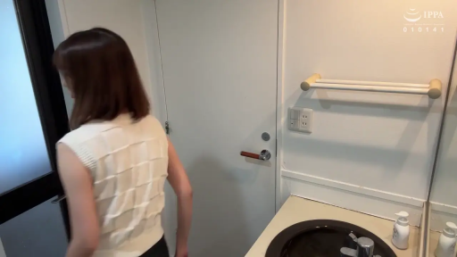 站立 · 开门 · 洗手间 · 洗手池 · 白色无袖上衣 · 背影 · 家居