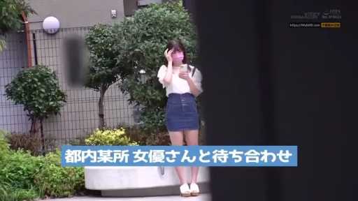 浴室 · 面部特写 · 正坐 · 注视 · 女仆装 · 无辜 · 齐刘海 · 蕾丝饰品