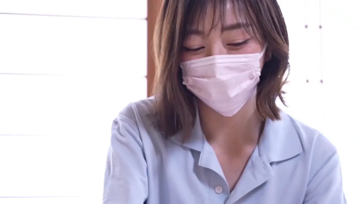 室内 · 低头 · 面部特写 · 观察 · 口罩 · 亚洲女性 · 戴口罩 · 浅蓝色POLO衫