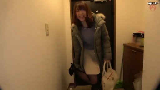 全身 · 灰色羽绒服 · 单脚支撑 · 微笑 · 手提包 · 玄关 · 脱鞋