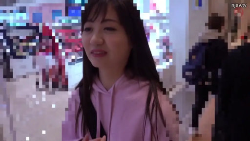 室内 · 马赛克 · 站立 · 微笑 · 面部特写 · 交流 · 粉色卫衣