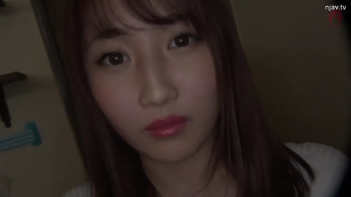 室内 · 脸部特写 · 白色上衣 · 凝视 · 长发 · 无表情 · 正面对镜头