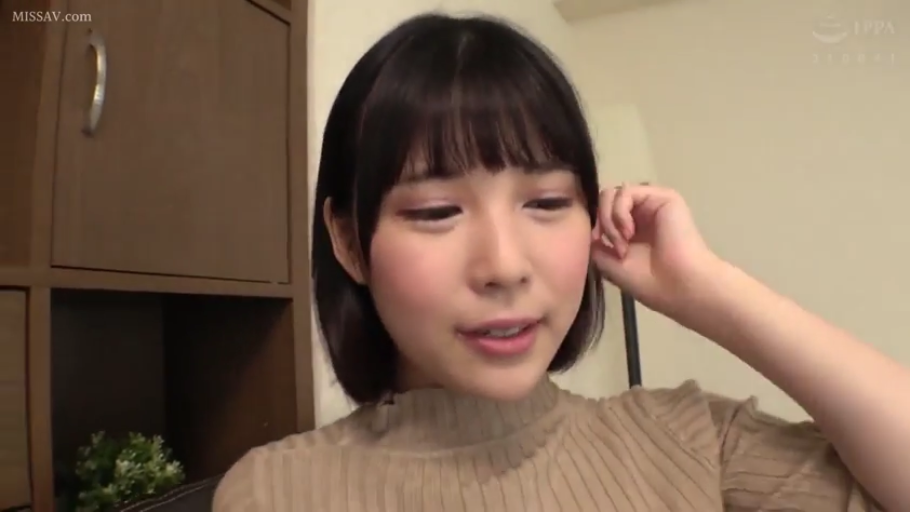 Indoor · Sitting Posture · Smile · 面部特写 · Sweater · 短发 · 木柜 · 撩头发