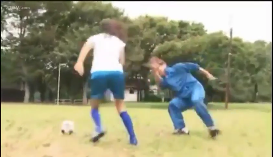 全景 · 模糊 · 运动服 · 奔跑 · 足球 · 草地 · 踢足球