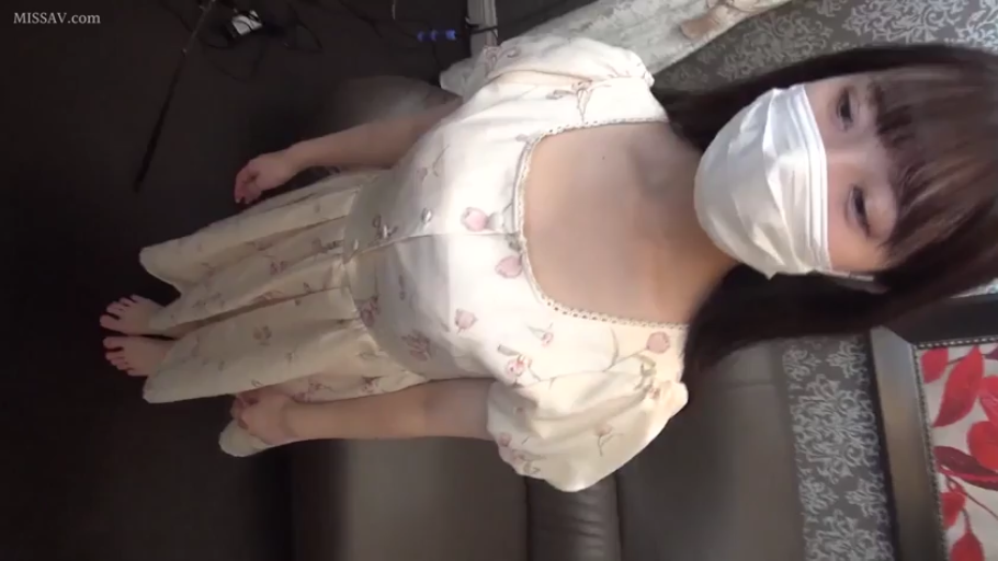 第一人称视角 · 碎花连衣裙 · 室内房间 · 口罩 · 展示行为 · 站立姿势 · 俯视特写 · 平静表情