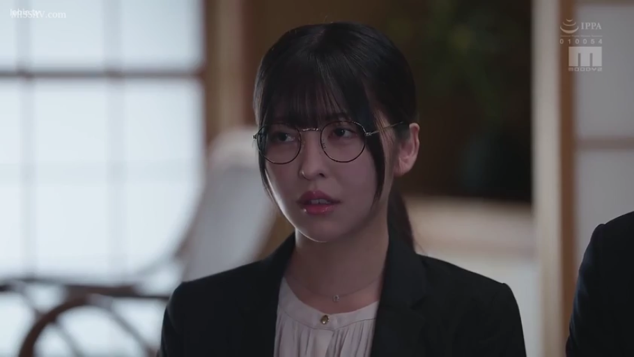 室內 · 坐姿 · 憂鬱 · 眼鏡 · 面部特寫 · 職業裝 · 凝视 · 黑发