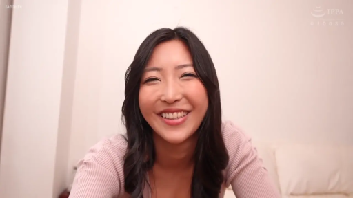 坐姿 · 微笑 · 面对镜头 · 面部特写 · POV视角 · 房间 · 粉色针织衫