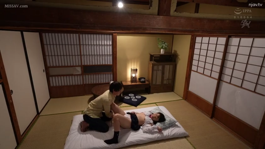 Lying on back with legs spread · Japanese-style room · 全景 · Pain · JK Uniform · 被褥 · Japanese AV · 侵犯