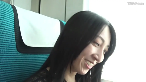 坐姿 · 面部 · 近景 · 座椅 · 日常 · 侧望 · 深色服飾 · 车厢