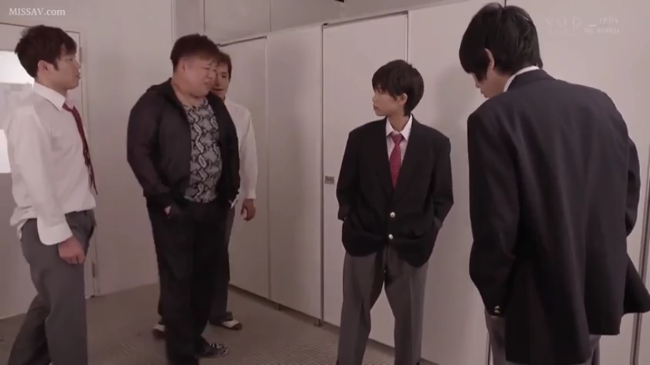 严肃 · 校服 · 站立 · 全景 · 多人 · 对峙 · 厕所