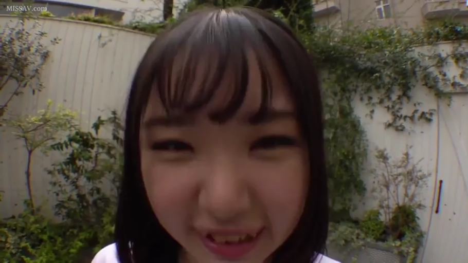 脸部特写 · 白色上衣 · 注视 · 调皮 · 庭院 · 齐刘海 · 凑近镜头