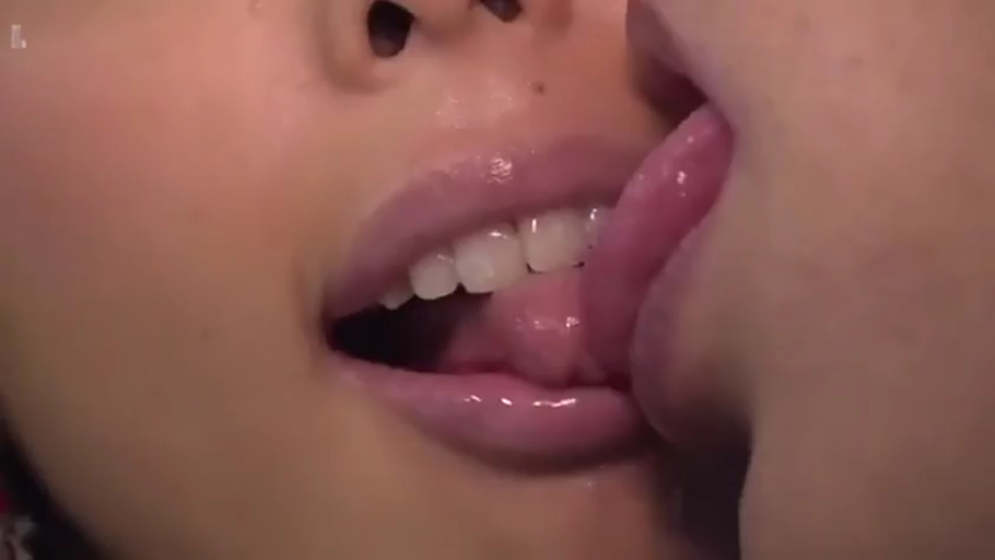 舌吻 · 嘴部特写 · 唾液 · 舌尖纠缠