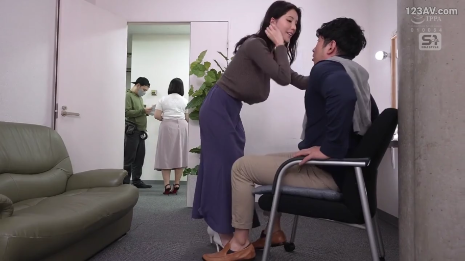 卧室 · 裸露上身 · 手淫 · 互动 · 被褥 · 侧面中景 · 俯身跪姿 · 开朗微笑