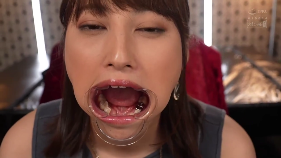 室内 · 张口 · 背心 · 特写 · 口腔 · 扩嘴器 · 正脸