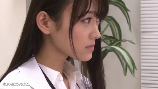 Serious · Stand · Stare · 长发 · 诊室 · 侧脸特写 · 听诊器 · 医生服