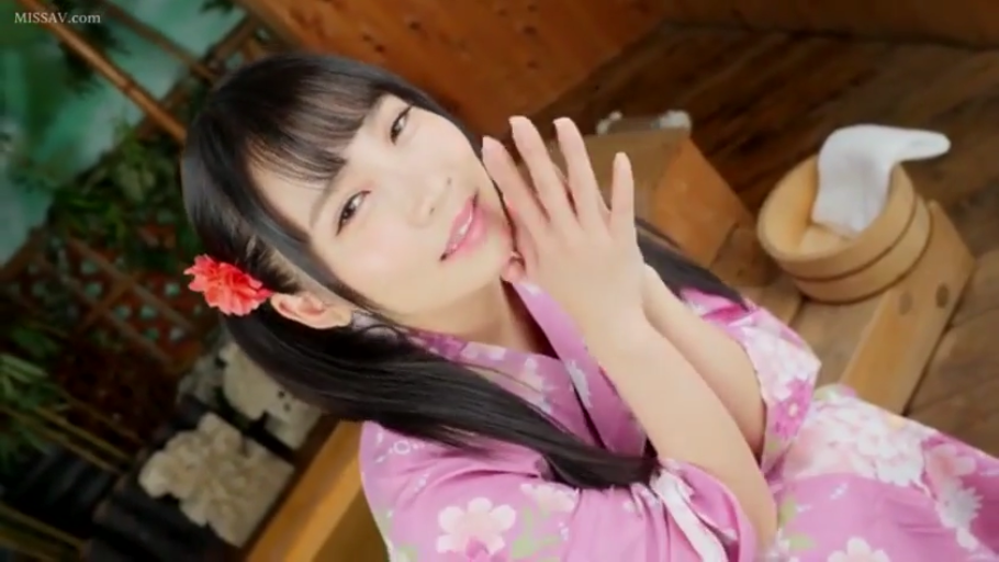 Sitting Posture · 面部特写 · 注视镜头 · Sweet smile · Pink Floral Yukata · 黑色长发 · 红色头饰 · 日式温泉旅馆