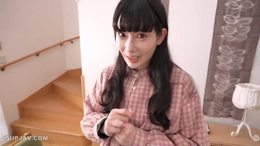 站立 · 微笑 · 楼梯间 · 面部特写 · 注视镜头 · 楼梯扶手 · 粉色格子衬衫 · 黑长直齐刘海