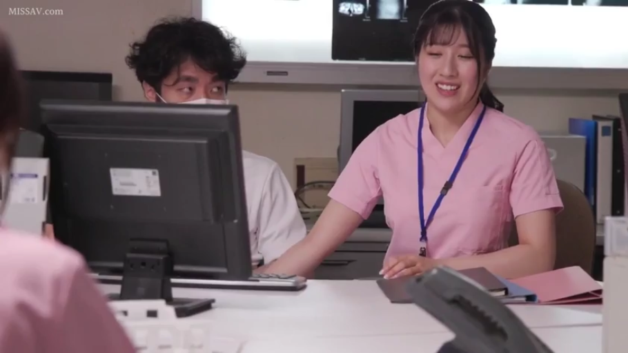 坐姿 · 办公室 · 中景 · 电脑 · 微笑 · 交流 · 职场 · 粉色护士服