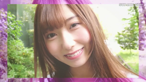 脸部特写 · 微笑 · 白色上衣 · 户外 · 注视镜头 · 正对面镜头