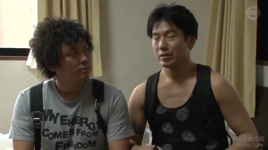 坐姿 · 自然 · 交流 · 亚洲男性 · 室内房间 · 印花背心 · 背包带 · 双人半身