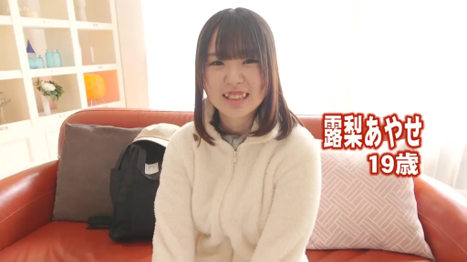 站立 · 微笑 · 面部特写 · 街道 · 手机 · 白色毛衣 · 打电话 · 人物介绍