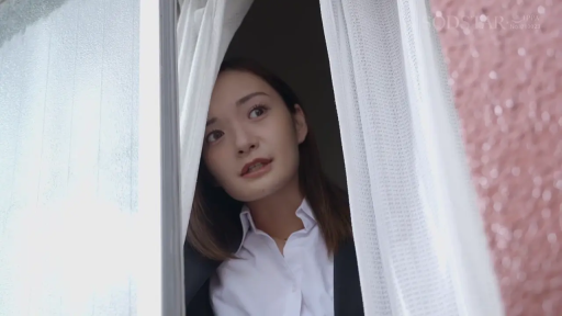 室内 · 站立 · 顔のクローズアップ · ビジネススーツ · 窗帘 · 惊讶 · 覗き · 日本AV