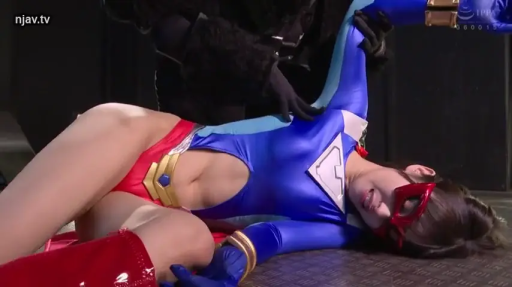 Indoor · Medium shot · 躺卧 · 英雄制服