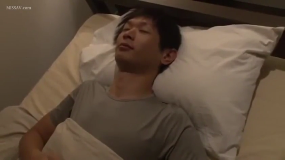 脸部特写 · 卧室 · 平静 · 枕头 · 仰卧 · 灰色T恤 · 睡觉