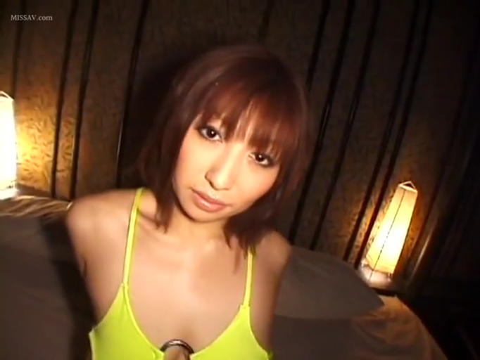 坐姿 · 交谈 · 中景 · 微笑 · 车内 · 日常服 · 安全带 · 车载场景