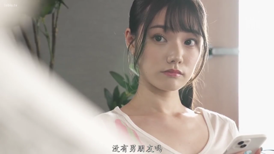 Indoor · Sitting Posture · Serious · 面部特写 · 手机 · White T-shirt · Asian women · 持手机