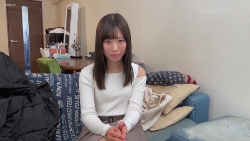 客廳 · 坐姿 · 注视镜头 · 自然 · 半身 · 抱枕 · 棕色裙子 · 采访场景