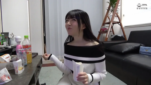 Sitting Posture · Medium shot · Intoxicated · Living room · vibrator · Striped top · 居家日常 · Eating