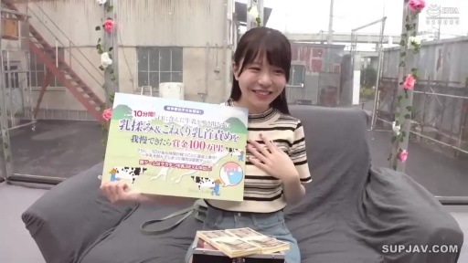 Sitting Posture · Display · Smile · Half-body · 条纹短袖 · 户外天台 · 告示牌 · 日本