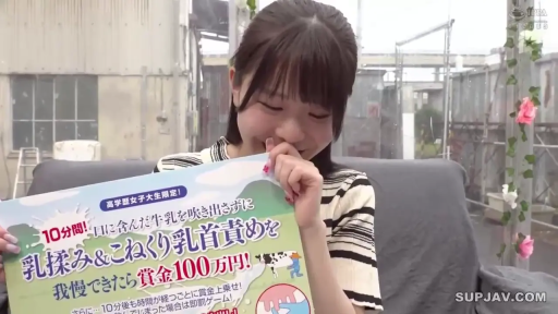 Medium shot · 羞涩微笑 · 条纹T恤 · 日本综艺 · 展示招牌 · 室外背景 · 手持告示牌 · 大告示牌