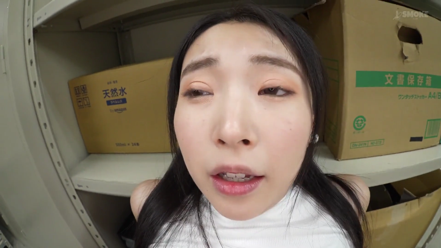 储藏室 · 白色无袖上衣 · 脸部大特写