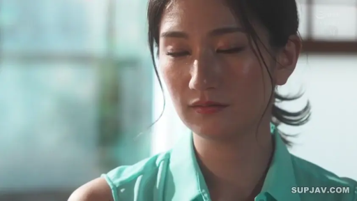 室内 · 坐姿 · 脸部特写 · 无袖上衣