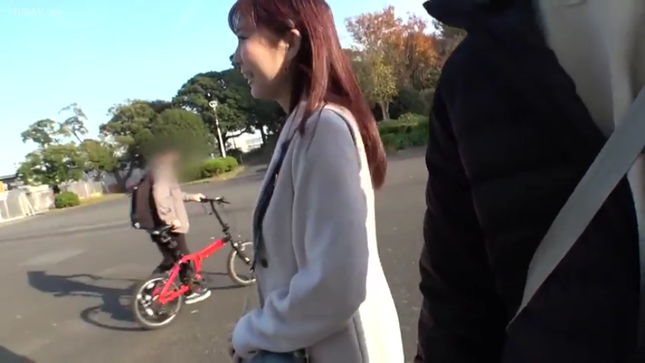 侧面 · 微笑 · 行走 · 散步 · 自行车 · 白色大衣 · 户外广场 · 日常街拍