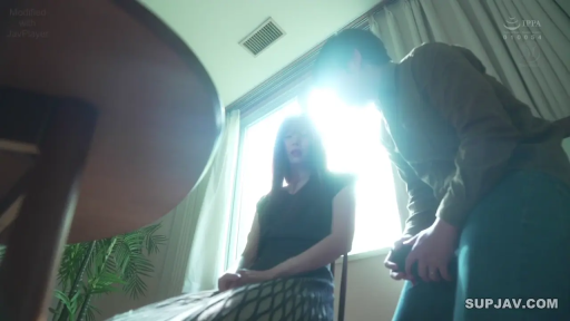 窗边 · 椅子 · 逆光 · 低角度 · 冷静 · 對峙 · 長裙 · 端坐