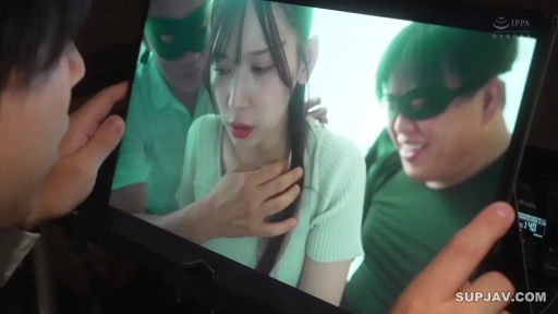 室内 · 座り姿勢 · 躯干 · 无袖衫 · 撫でられる · 显示器 · 窥视视角