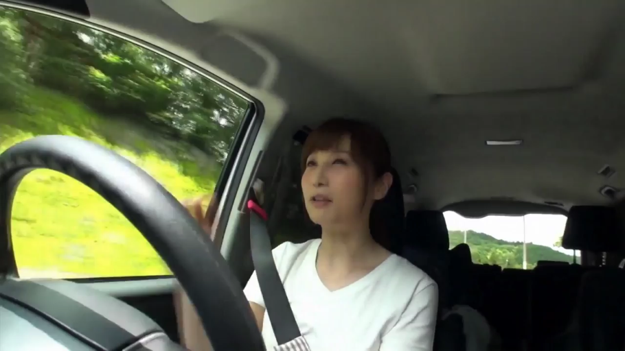 坐姿 · 自然 · 半身 · 车内 · 白色T恤 · 方向盘 · 驾驶 · 户外风景