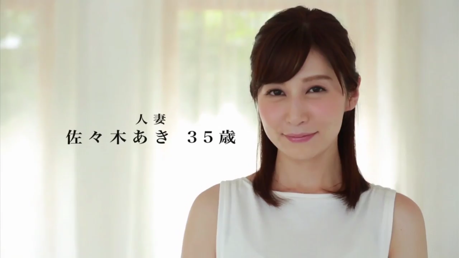 室内 · 面部特写 · 注视镜头 · 白色无袖上衣 · 温柔微笑 · 正面站立 · 人妻