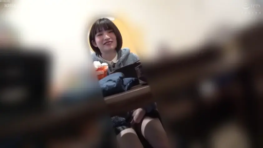 坐姿 · 中景 · 餐厅 · 开心 · 灰色连帽衫 · 饮料 · 模糊前景 · 聚餐谈笑