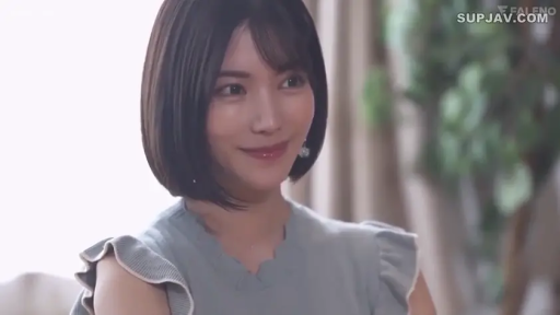 Indoor · Sitting Posture · Smile · Gaze · 短发 · 头部特写 · Earrings · 浅蓝色上衣