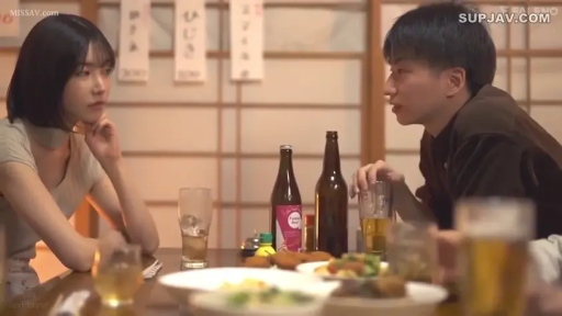 室內 · 坐姿 · 交谈 · 嚴肅 · 中景 · 酒瓶 · 便裝 · 居酒屋