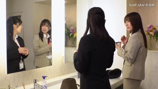 真剣 · 站立 · 黒ストッキング · 中景 · 洗面所 · 职业套装 · 鏡子 · 鏡を見る