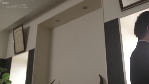 室内 · 近景 · 西装 · 惊讶 · 偷窥 · 移门 · 伸手 · 职场男士