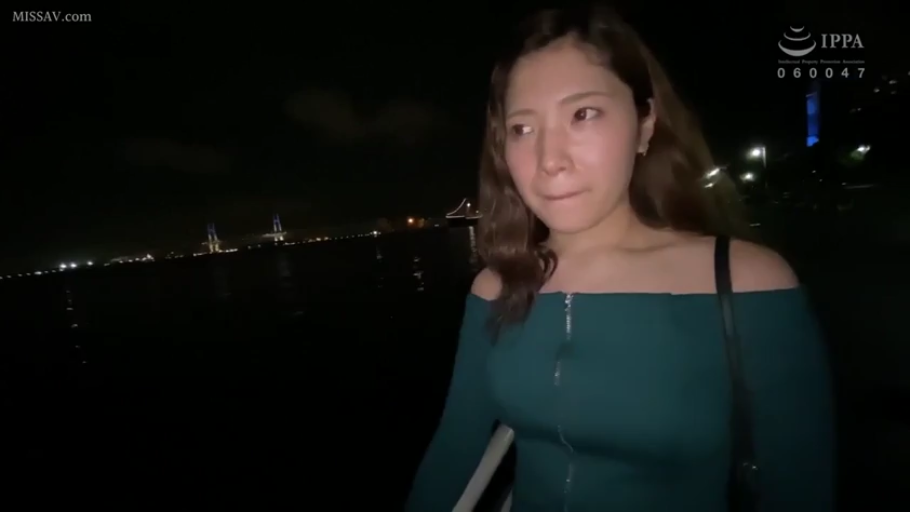 站姿 · 半身 · 注视 · 平淡 · 夜景 · 包带 · 户外夜晚 · 绿色露肩裙