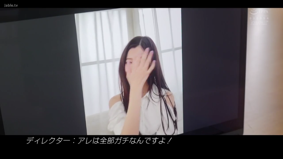 室内 · 座り姿勢 · 近景 · 白いオフショルダートップ