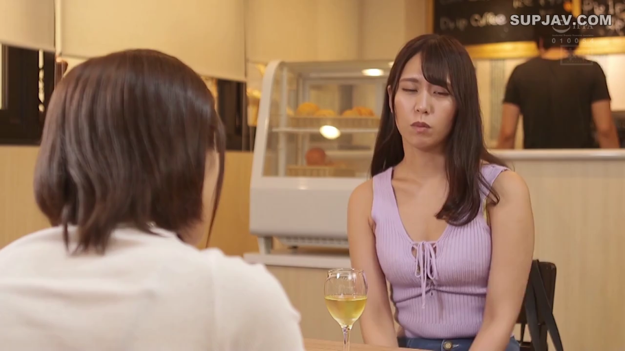 室内 · 坐姿 · 全身 · 甜美 · 半裸 · 露出 · AV封面 · 封面字体