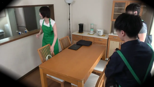 站立 · 自然 · 远景 · 交流 · 餐厅 · 围裙